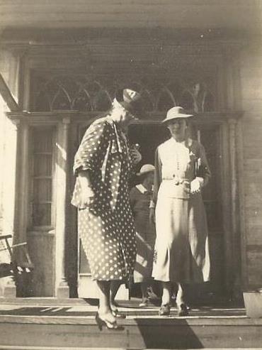 Lottie Morgan Bradford and Belle Ware visiting thornhill 1935 or 36 - crop